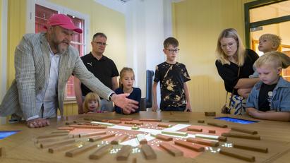 Explore the interactive table and learn short stories about Frøslevlejren and its origins. Here you can explore what the buildings have been used for. About The Frøslev Camp