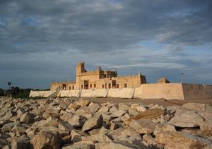 Fort Dansborg facing the sea. After the Indian Ocean Tsunami which struck Tranquebar in 2004, boulders have been placed as coastal protection along much of the town, while the beach on the southern side of the town is left unchanged. Photo: Helle Jørgens