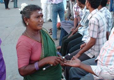 Gypsy palmist in Pondicherry. Photo: Kenneth Zysk, 2007. National Museum of Denmark