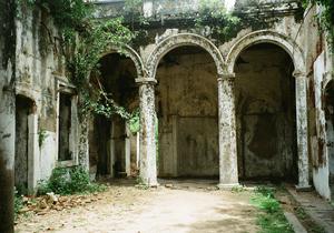 Inner courtyard prior to restoration. Photo: Esther Fihl, 2004. National Museum of Denmark