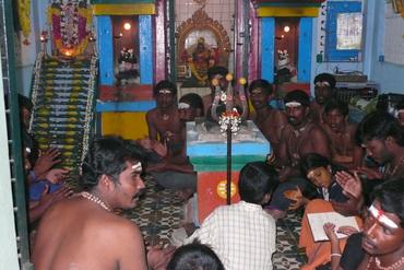 Kattunayakkar swamis sing bhajans in the community temple in Poraiyar in preparation for the yearly pilgrimage to the Aiyappan temple in Sabarimala. Photo: Caroline Lillelund, 2007. National Museum of Denmark