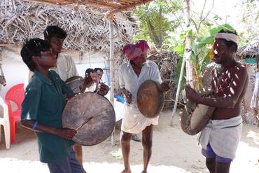 A band of vettiyan drummers plays outside the house of a deceased villager. Photo: Caroline Lillelund, 2007. National Museum of Denmark